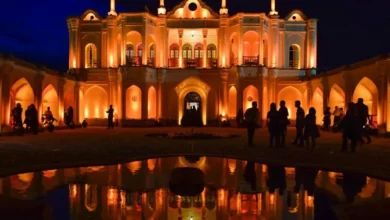 نمایی از باغ فتح آباد در شب در مجله هومسا