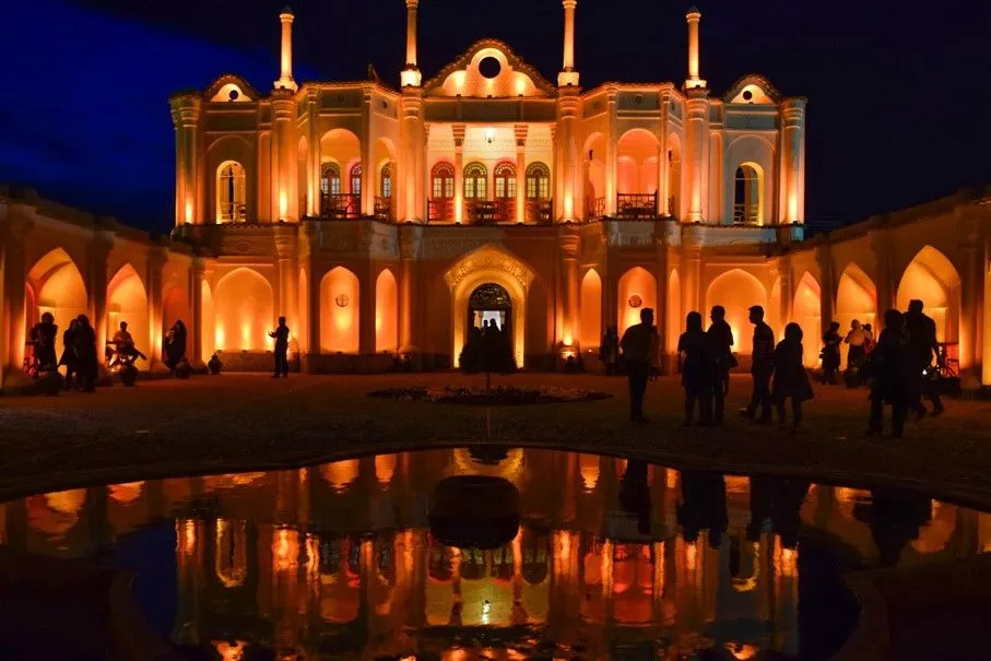 نمایی از باغ فتح آباد در شب در مجله هومسا