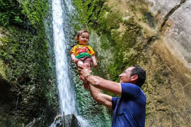 گردشگران در محیط طبیعی آبشار آق سو پارک ملی گلستان