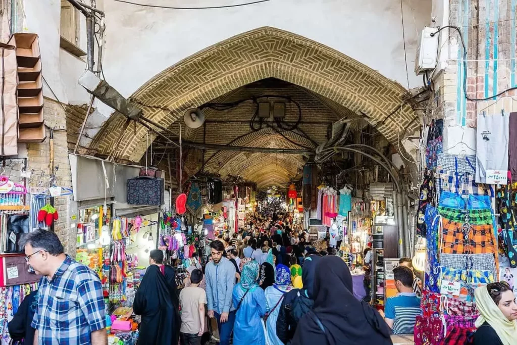 بازار بزرگ تهران و پاساژ منصور مناسب برای خرید هدیه روز مرد