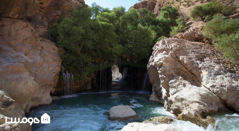 آبشار تخت‌گاه سلیمان روستای آب ملخ در سمیرم