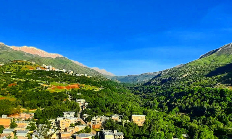 رزرو بوم گردی با چشم انداز کوهستان