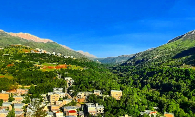 رزرو بوم گردی با چشم انداز کوهستان